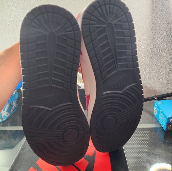 Jordan 1 Retro High OG - Picture 4 of 5